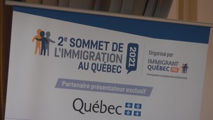 Une affiche qui indique le 2e Sommet de l'immigration au Québec.