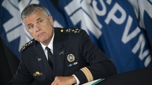 Le directeur du Service de police de la Ville de Montréal (SPVM), Sylvain Caron, assis durant une conférence de presse.