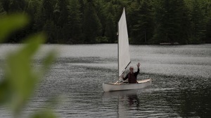 Sylvain Chiasson sur un canot dans un cours d'eau.