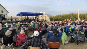 Environ 350 personnes se sont déplacées à Willow Bunch pour assister aux spectacles du Festival Terre Ferme, organisé par la famille Campagne. 