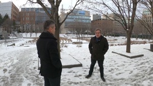 Bruno Savard discute avec le directeur général du quotidien Le Soleil, Gilles Carignan, dans un parc enneigé du centre-ville.