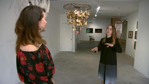 Claudie Gagnon discute avec Valérie Cloutier dans la Galeri3. 
