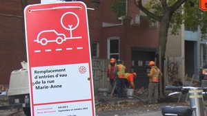 Une pancarte signalant des travaux de construction.