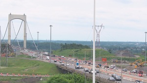 Vue large sur le pont Pierre-Laporte, à Québec. Le trafic y est dense. Plusieurs véhicules roulent dans les deux sens.