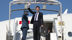 Le premier ministre du Canada salue la foule à sa descente d'avion