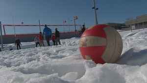 Des joueurs de volleyball sur un terrain enneigé à l'Université Laval.