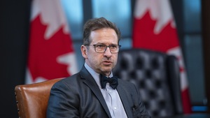 Yves-Francois Blanchet, assis dans un fauteuil. 