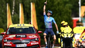 Le cycliste Hugo Houle lève un doigt vers le ciel après sa victoire.