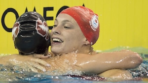Penny Oleksiak enlace Taylor Ruck après sa victoire au 200 m style libre des essais nationaux de natation en avril 2019. 