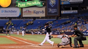 Jake Bauers, des Rays de Tampa Bay, s'élance pendant un match contre les Orioles de Baltimore.