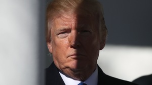 Donald Trump avec un ombre au visage.
