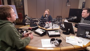 Les trois intervenants dans le studio de Sur le vif à Ottawa