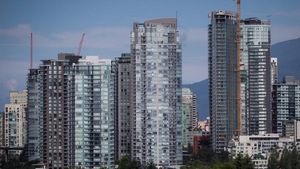 Un paysage de tours à Vancouver et de grues présentes pour des travaux de construction. 