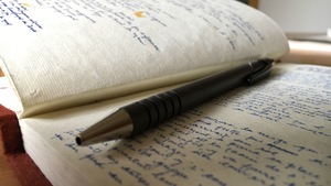 Un cahier et un crayon