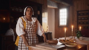 Charlene Chassagne est vêtue comme en 1736.