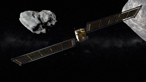 un astéroïde et un appareil technique avec de larges panneaux flottent dans l'espace