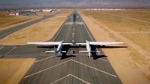 Immense avion sur piste d'atterissage.