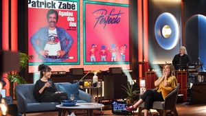 Kim Rusk regarde les similitudes entre les pochettes d'albums de Patrick Zabé et de Bleu Jeans Bleu, projetées sur le grand écran du studio de Bonsoir bonsoir. 