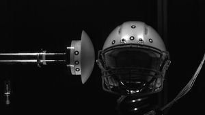 Un appareil teste la solidité d'un casque de football.