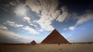 Deux pyramides en Égypte.