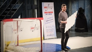 Michael Nault qui présente son panneau de glace synthétique pour les joueurs d'hockey.