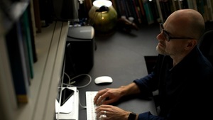 Homme qui écrit au clavier d'ordinateur. 