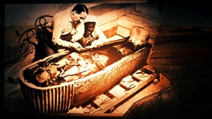 deux personnes qui regarde la sépulture de Touthakhamon