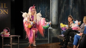 Une drag queen déguisée en licorne apporte des paniers cadeau aux dragons.