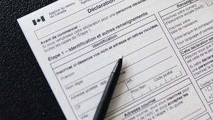 Un crayon sur un formulaire imprimé d'une déclaration de revenus de l'Agence du revenu du Canada.