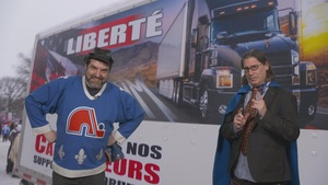 MC Gilles et Jean-René Dufort devant un écran qui montre un camion "Liberté".