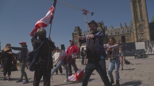 MC Gilles devant le parlement d'Ottawa.