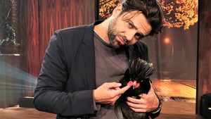 Jean-Philippe Wauthier avec une poule polonaise dans les mains.