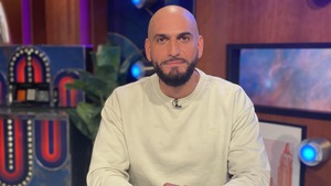 Il est assis sur le plateau d'On va se le dire. 