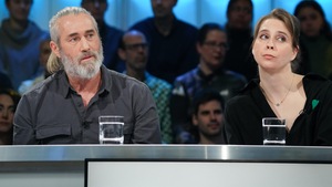 Roy Dupuis et Eve Landry sont assis l'un à côté de l'autre.