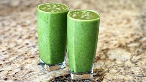 Deux grands verres de smoothie vert