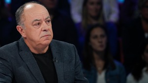 L'homme est assis en studio.