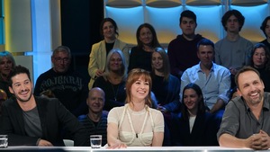 Les trois personnes sont assises en studio.