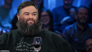L'homme barbu est assis en studio.