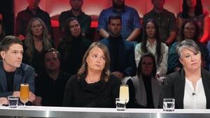 Les trois personnes sont en studio.