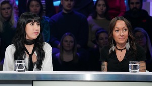 Elles sont assises en studio.