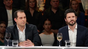 Les deux hommes sont assis en studio.