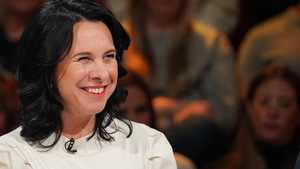 La femme est en studio.