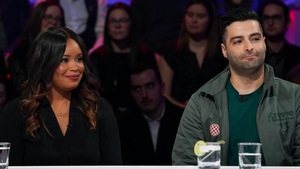 Le duo est assis en studio.