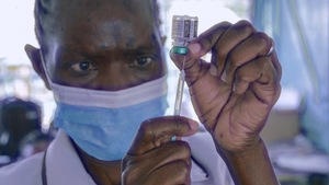 Travailleur de la santé qui remplit une seringue à partir d'une fiole.