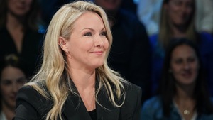 Véronique Cloutier est assise à la table des invités.