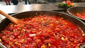 Sauce tomate dans une grande poêle à frire.
