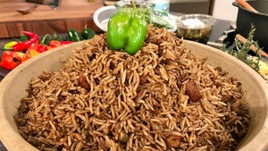 Un monticule de riz avec un poivron sur le dessus comme décoration. 