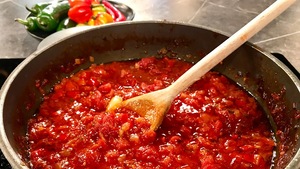 Tomates dans une grande poêle à frire.