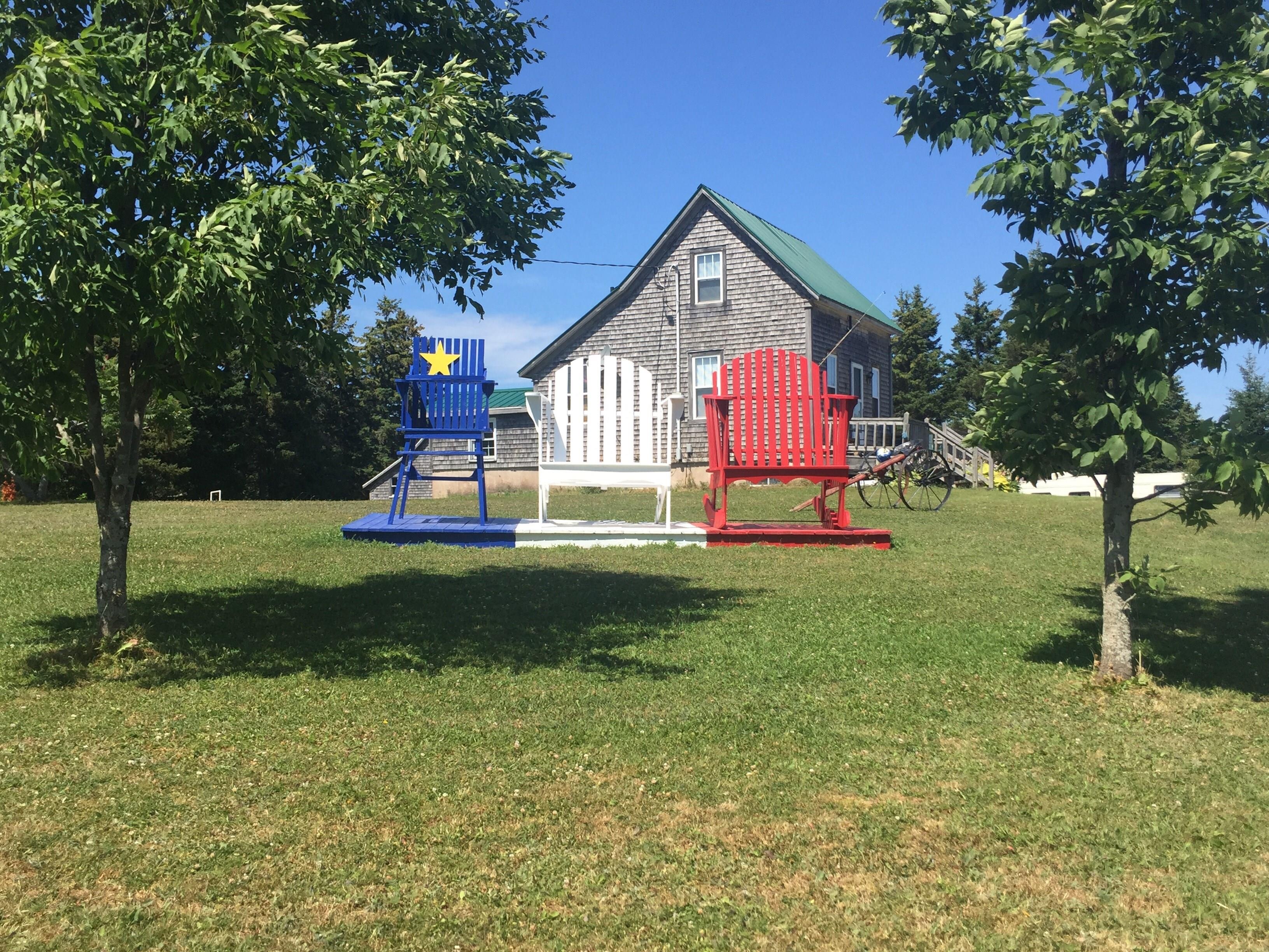 Trois chaises peintes aux couleurs de l'Acadie. Trois chaises peintes aux couleurs de l'Acadie.