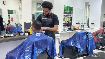 Les salons de coiffure, lieux de rencontre pour la communauté noire